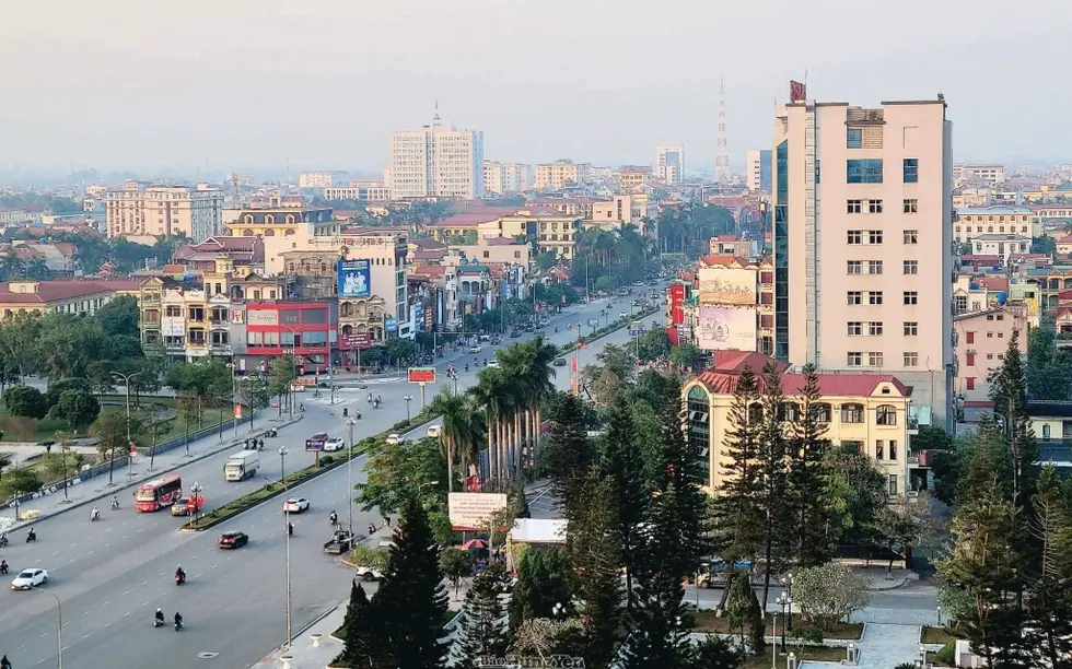 Hưng Yên được dự báo sẽ trở thành điểm nóng của thị trường bất động sản 2025 khi hàng loạt dự án hạ tầng giao thông trọng điểm chuẩn bị được triển khai, đặc biệt là dự án tuyến đường kết nối di sản văn hóa du lịch dọc sông Hồng với tổng mức đầu tư gần 10.000 tỷ đồng, dự kiến khởi công vào tháng 3/2025. Hạ tầng "đi trước mở đường" Xác định hạ tầng giao thông là "đòn bẩy" cho quá trình phát triển kinh tế - xã hội, năm 2024, Hưng Yên đã và đang dành nhiều nguồn lực đầu tư xây dựng kết cấu hạ tầng, nhất là hạ tầng giao thông. Nhiều dự án, công trình giao thông được xây dựng với tầm nhìn chiến lược góp phần thúc đẩy phát triển kinh tế - xã hội của tỉnh. Theo thông tin từ UBND tỉnh Hưng Yên, dự án tuyến đường kết nối di sản văn hóa du lịch và phát triển kinh tế dọc sông Hồng với nguồn vốn đầu tư lên tới gần 10.000 tỷ đồng, đã được phê duyệt và đang trong giai đoạn chuẩn bị khởi công. Tuyến đường này đi qua các huyện Văn Giang, Khoái Châu, Kim Động và TP. Hưng Yên, được kỳ vọng sẽ tạo ra một trục giao thông kết nối các di sản văn hóa, thúc đẩy phát triển du lịch và kinh tế của tỉnh. Hiện, sở ngành chức năng của tỉnh đang khẩn trương hoàn thiện việc lập bản vẽ thiết kế thi công, lựa chọn nhà thầu thi công để chuẩn bị cho lễ khởi công dự án. Việc lựa chọn nhà thầu thi công được thực hiện đấu thầu công khai qua mạng. Bên cạnh đó, các huyện Văn Giang, Khoái Châu, Kim Động và TP. Hưng Yên đang khẩn trương thực hiện các bước giải phóng mặt bằng dự án… Tuyến đường dự kiến hoàn thành trong năm 2026, có ý nghĩa đặc biệt giúp kết nối các di sản văn hóa, tâm linh dọc sông Hồng theo trục Thăng Long - Phố Hiến - Tam Chúc - Bái Đính - Chùa Hương. Qua đó, tăng cường kết nối giao thông, tạo động lực phát triển kinh tế giữa các tỉnh Hà Nội, Hưng Yên, Hà Nam và Ninh Bình. Hưởng ứng làn sóng đầu tư hạ tầng mạnh mẽ, Hưng Yên tiếp tục khởi động dự án đường vành đai 3,5, đoạn từ ĐT378 đến quốc lộ 5. Với tổng mức đầu tư 1.495 tỷ đồng từ ngân sách tỉnh, dự kiến công trình sẽ khởi công vào tháng 5/2025. Tuyến đường huyết mạch này sẽ đi qua các huyện Văn Lâm, Văn Giang, đồng thời kết nối trực tiếp với dự án Vinhomes Ocean Park 3, hứa hẹn mở ra một chương mới cho sự phát triển giao thông và bất động sản khu vực. Thị trường bất động sản Hưng Yên "ấm" dần Với hàng loạt dự án hạ tầng giao thông trọng điểm, Hưng Yên đang trở thành điểm đến hấp dẫn của các nhà đầu tư bất động sản. Theo các chuyên gia, hạ tầng giao thông là "đòn bẩy" quan trọng nhất cho sự phát triển của thị trường bất động sản. Khi hạ tầng giao thông được đầu tư đồng bộ, kết nối thuận tiện, giá trị bất động sản sẽ gia tăng nhanh chóng. Tại Hưng Yên, các khu vực ven sông Hồng và dọc theo các tuyến đường vành đai, đường cao tốc sẽ là những điểm nóng bất động sản. Sau giai đoạn thị trường trầm lắng, các dự án khu đô thị, khu dân cư, khu nghỉ dưỡng, khu thương mại dịch vụ được kỳ vọng sẽ nhanh chóng mọc lên như nấm sau mưa, đáp ứng nhu cầu ngày càng tăng của thị trường. Theo số liệu từ Batdongsan.com.vn, ngay từ những ngày đầu năm, Hưng Yên đã lọt vào top 3 địa phương được quan tâm nhất với nhu cầu tìm kiếm nhà đất tăng đột biến trong tháng 1. Sức hút này đến từ vị trí chiến lược "cửa ngõ" thủ đô Hà Nội, cùng với sự phát triển nhanh chóng của các khu đô thị hiện đại, thúc đẩy mạnh mẽ nhu cầu về đất nền và biệt thự tại địa phương. Thống kê cũng cho thấy hiện có khoảng 70 dự án bất động sản đã và đang được triển khai trên địa bàn tỉnh Hưng Yên, trong đó có hơn 50 dự án khu đô thị và dự án phát triển nhà ở. Theo quan sát từ một số nhà đầu tư, các sản phẩm đất nền, đất khu dân cư và các dự án nhà ở gần khu công nghiệp sẽ có nhiều tiềm năng đầu tư. Đây là những phân khúc được kỳ vọng sẽ có tốc độ tăng trưởng tích cực nhờ sự gia tăng nhu cầu chỗ ở từ chuyên gia, công nhân, lao động kỹ thuật. Đồng thời, các khu thương mại và dịch vụ tiện ích cũng được đánh giá cao về khả năng sinh lời dài hạn, đáp ứng nhu cầu an cư và phát triển cộng đồng. Ngay từ đầu năm, nhiều phiên đấu giá đất trên địa bàn tỉnh cũng đã được tổ chức, thu hút sự quan tâm của người dân và nhà đầu tư. Cụ thể, 273 lô đất tại huyện Ân Thi, tỉnh Hưng Yên đã được tổ chức đấu giá thành công. Giá trúng đấu giá cao nhất 120 triệu đồng/m2. Dự kiến trong tháng 3/2015, Hưng Yên sẽ đấu giá gần 400 lô đất. Mức giá khởi điểm thấp nhất chỉ từ 8 triệu đồng/m2, chắc chắn sẽ thu hút sự chú ý của các nhà đầu tư. Theo anh Nguyễn Tất Thái, môi giới bất động sản lâu năm chia sẻ, sau một thời gian chững lại, thị trường bất động sản Hưng Yên đang có những dấu hiệu khởi sắc rõ rệt. Nhất là từ cuối năm 2023 đến nay, giá cả bắt đầu nhích dần lên, có thể nói là "ấm" hơn trước rất nhiều. Lý do thì có nhiều, một phần vì thị trường chung đang phục hồi, phần khác cũng là do những thông tin quy hoạch và dự án hạ tầng của tỉnh đã được công bố. "Nguồn cung dự án mới không riêng ở Hưng Yên mà trên toàn thị trường hiện tại không nhiều, trong khi nhu cầu của khách hàng lại cao, đặc biệt là những người ở Hà Nội đang có xu hướng tìm về các vùng ven. Điều này cũng góp phần đẩy giá nhà đất tại Hưng Yên lên cao", anh Thái nhìn nhận. Môi giới bất động sản này cũng cho biết thêm, Hưng Yên có lợi thế lớn là giáp với Hà Nội, nên chủ yếu thu hút khách đầu tư vào đất nền. Họ thường "ăn theo" các dự án lớn của các chủ đầu tư uy tín như Ecopark, Vinhomes hoặc khi có các khu công nghiệp được triển khai. Chia sẻ với báo chí, ông Nguyễn Quốc Anh, Phó Tổng giám đốc Batdongsan.com.vn cho biết, nhà đầu tư đang có xu hướng quan tâm nhiều hơn tới các tỉnh xung quanh Hà Nội, trong đó có Hưng Yên. Hiện lượng tìm kiếm thông tin và mức giá đất nền tại khu vực này đều tăng lên so với cùng kỳ năm ngoái. Nhìn nhận giá nhà đất tại Hưng Yên trong thời gian tới, chuyên gia này cho biết, thị trường còn nhiều tiềm năng tăng giá. Đặc biệt, việc hình thành các khu đô thị, khu dân cư, nhất là những dự án hạ tầng lớn như cầu, đường… giúp nâng giá bất động sản. Ngoài ra, ông Nguyễn Quốc Anh cho biết, nhà đầu tư nên chú ý thêm hoạt động của các dự án lớn trong khu vực. Biến động giá bán và khả năng thanh khoản của các phân khúc như nhà riêng, đất thổ cư thường xuyên thay đổi dựa trên tình hình của những dự án này.